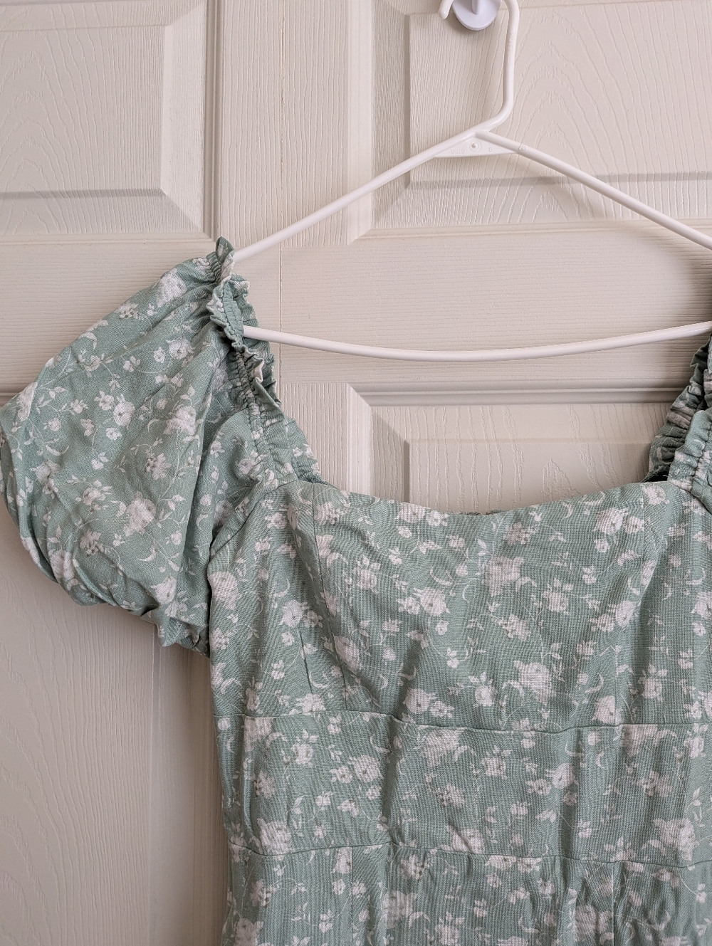 Francesca’s Sage Floral Puff Sleeve Midi Dress - Picture 4 of 9